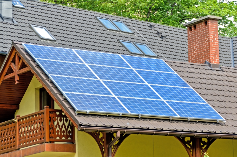 chauffagiste-EZE-min_solar-panels-1477987